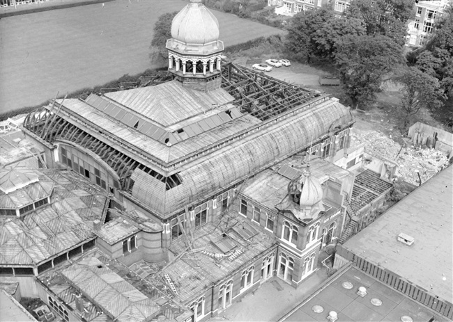 De sloop van het Moorse Paleis in 1968. Dit hoofdgebouw van de vroegere Haagsche Dierentuin stond op de hoek van de huidige Zuid-Hollandlaan en de Koningskade.