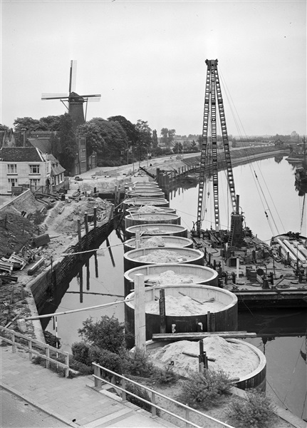 Aanleg van de Nieuwe Veerstal en een loswal in Gouda, 1957
