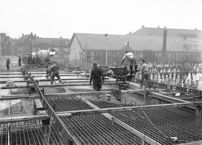 Beton wordt gestort in de bekisting voor het zuidelijke viaduct. Het viaduct is onderdeel van de eerste St. Sebastiaansbrug.