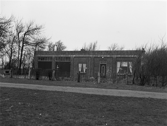 Een bunkerwoning ten noorden van Hoek van Holland bij de Nieuwlandsedijk. Na de Tweede Wereldoorlog werd deze voormalige Duitse bunker gebruikt als woning.