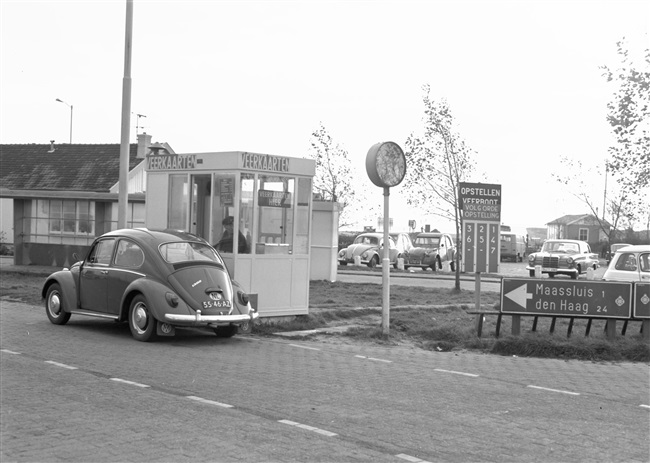 Automobilist koopt een veerkaart voor de veerpont, 1967