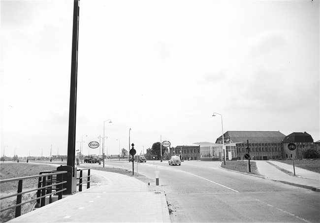 De nieuwe Haastrechtsebrug met verderop de kruisende huidige N228. Rechts het voormalig kaaspakhuis van Geb. De Vreugt.