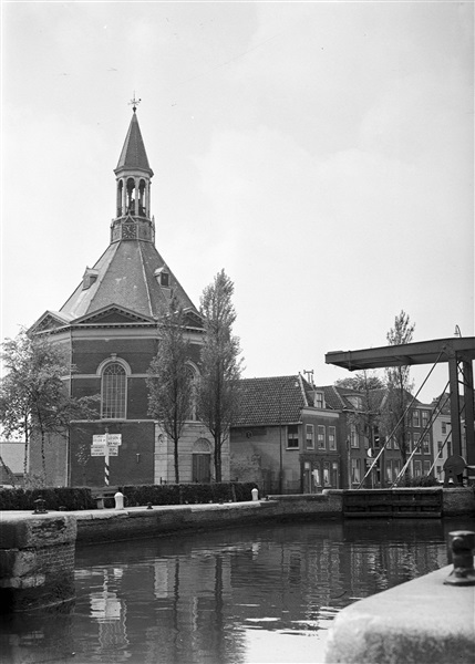De Dorpskerk, een achtzijdige koepelkerk aan de Delftsekade.