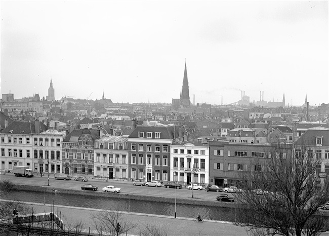 Uitzicht op de Koninginnegracht vanaf het in aanbouw zijnde provinciehuis.