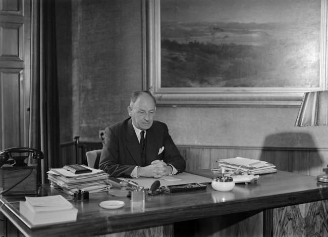 Lodewijk Albert Kesper, commissaris van de Koningin in Zuid-Holland (1945-1955), in zijn werkkamer aan het Korte Voorhout.