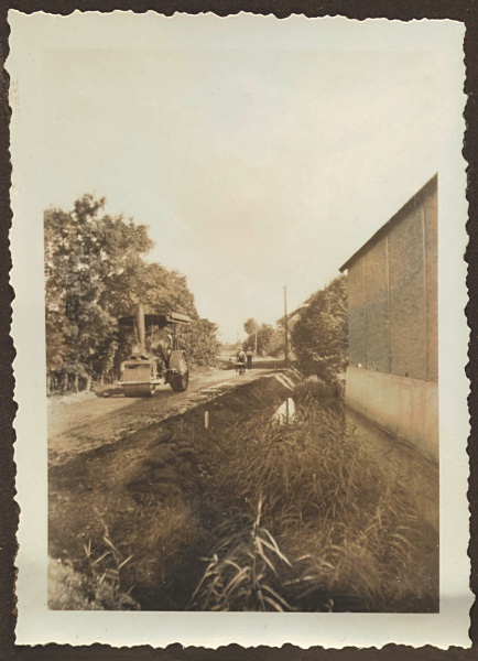 Wegverbetering Oud Ade-Nieuwe Wetering met stoomwals, 1932