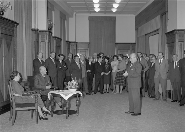 De heer M.C. van Keule spreekt de heer Diederik toe bij diens afscheid, als medewerker van de provincie Zuid-Holland. Het afscheid vindt plaats in het gebouw aan het Korte Voorhout 1.