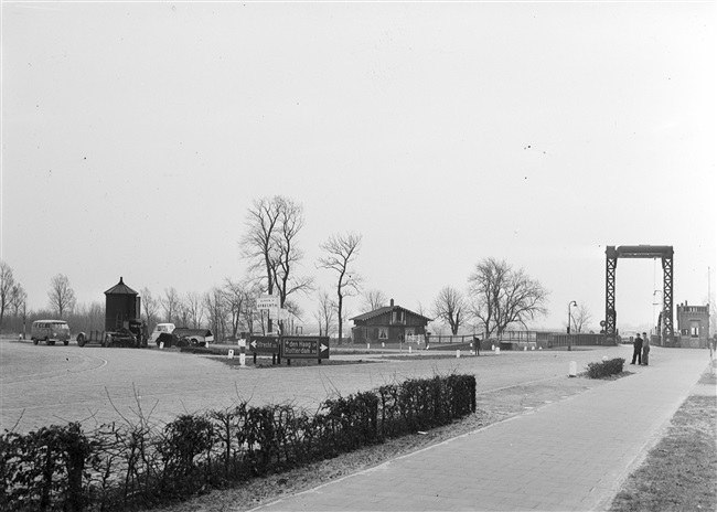 De oude situatie in de omgeving van de voormalige Lammebrug over het Rijn-Schiekanaal, tussen Leiden en Zoeterwoude. In 1959 is de brug gesloopt en vervangen door een grotere verkeersbrug.